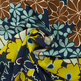 Crêpe polyester imprimé frises de fleurs fond marine