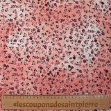 Voile de viscose imprimé fleurs dansantes fond rose brumeux
