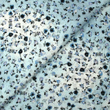 Voile de viscose imprimé fleurs dansantes fond bleu brumeux