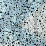 Voile de viscose imprimé fleurs dansantes fond bleu brumeux