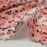 Voile de viscose imprimé fleurs dansantes fond rose brumeux