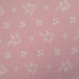 Punto de viscosa satinada estampado de flores y pedrería sobre fondo rosa claro