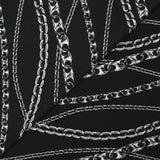 Punto de viscosa satinada estampado en cadena fondo negro