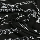 Punto de viscosa satinada estampado en cadena fondo negro