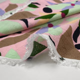 Paleta floral impresa en viscose Crepe fondo rosado