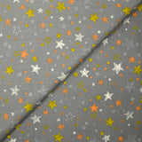 Popeline de coton imprimée étoile orange et jaune fond gris