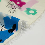 Viscose imprimée tampons de fleurs bleues et roses fond blanc cassé