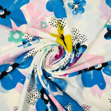Viscose imprimée tampons de fleurs bleues et roses fond blanc cassé