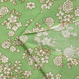 Viscose imprimée printanière blanc cassé fond vert clair
