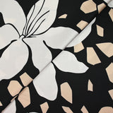 Satin polyester imprimé fragment beige et fleur écrue fond noir