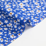 Viscose imprimée fleurs blanches et jaunes fond bleu