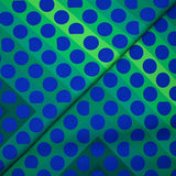 Gabardine de polyester imprimée gros pois bleu fond vert