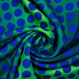 Gabardine de polyester imprimée gros pois bleu fond vert