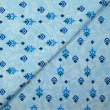 Popeline de coton imprimée fleur symbole fond arabesque bleu clair