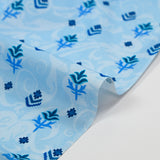 Popeline de coton imprimée fleur symbole fond arabesque bleu clair
