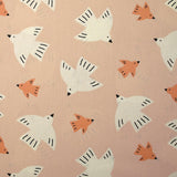 Coton imprimé les oiseaux volent fond rose chair