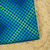Gabardine de polyester imprimée petit pois bleu fond vert