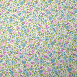 Piqué de coton imprimé les fleurs de Sarah bleu et violet fond blanc
