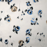 Satin de coton élasthanne pensée de fleurs bleu et grège fond blanc
