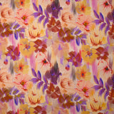 Satin de viscose imprimé flou de fleurs fond blush