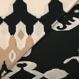 Satin polyester imprimé moulures floues fond noir