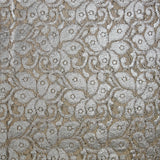 Guipur de algodón laminado plateado sobre fondo crudo