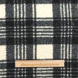 Billy Woolen Billy Black, gris y baldosas blancas rotas