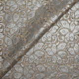 Guipur de algodón laminado plateado sobre fondo crudo