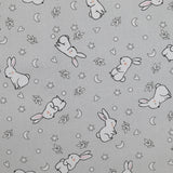 Piqué de coton imprimé jeune lapin fond gris