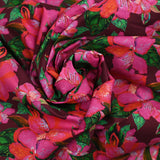 Coton imprimé fleurs exotiques rose et vert fond lie de vin