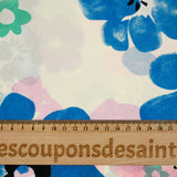 Viscose imprimée tampons de fleurs bleues et roses fond blanc cassé