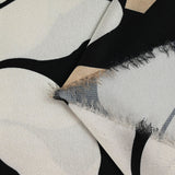 Satin polyester imprimé fragment beige et fleur écrue fond noir