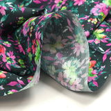 Coton imprimé fleuri graphique vert forêt et fuchsia fond noir