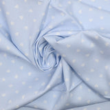 Algodón de algodón estampado atascado en fondo azul claro