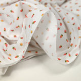 Coton imprimé cueillette de fraises fond blanc