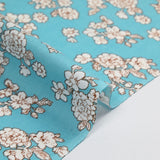 Viscose imprimée printanière blanc cassé fond bleu azurin