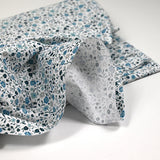 Coton imprimé ouragan floral bleu fond blanc