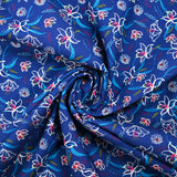 Popeline de coton imprimée fleur blanche pistil framboise fond bleu égyptien