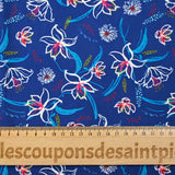 Popeline de coton imprimée fleur blanche pistil framboise fond bleu égyptien