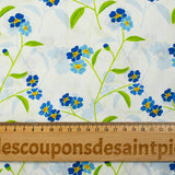 Popeline de coton imprimée fleur bleue et tige verte fond ciel