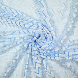 Dentelle polyester chevron blanc fond bleu clair