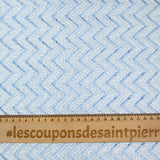 Dentelle polyester chevron blanc fond bleu clair