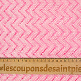 Dentelle polyester chevron blanc fond rose