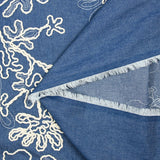 Chambray de coton brodé fond denim