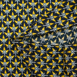 Forro de sarga de viscosa con estampado gráfico amarillo y fondo azul medianoche.