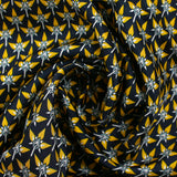 Forro de sarga de viscosa con estampado gráfico amarillo y fondo azul medianoche.
