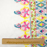 Voile de coton brodé festonné Perla canard, vert et fuchsia fond blanc cassé