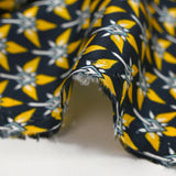 Forro de sarga de viscosa con estampado gráfico amarillo y fondo azul medianoche.