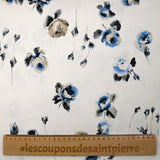Satin de coton élasthanne pensée de fleurs bleu et grège fond blanc
