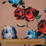 Sergé de coton élasthanne fleurs bleu et rouge fond vieux rose
